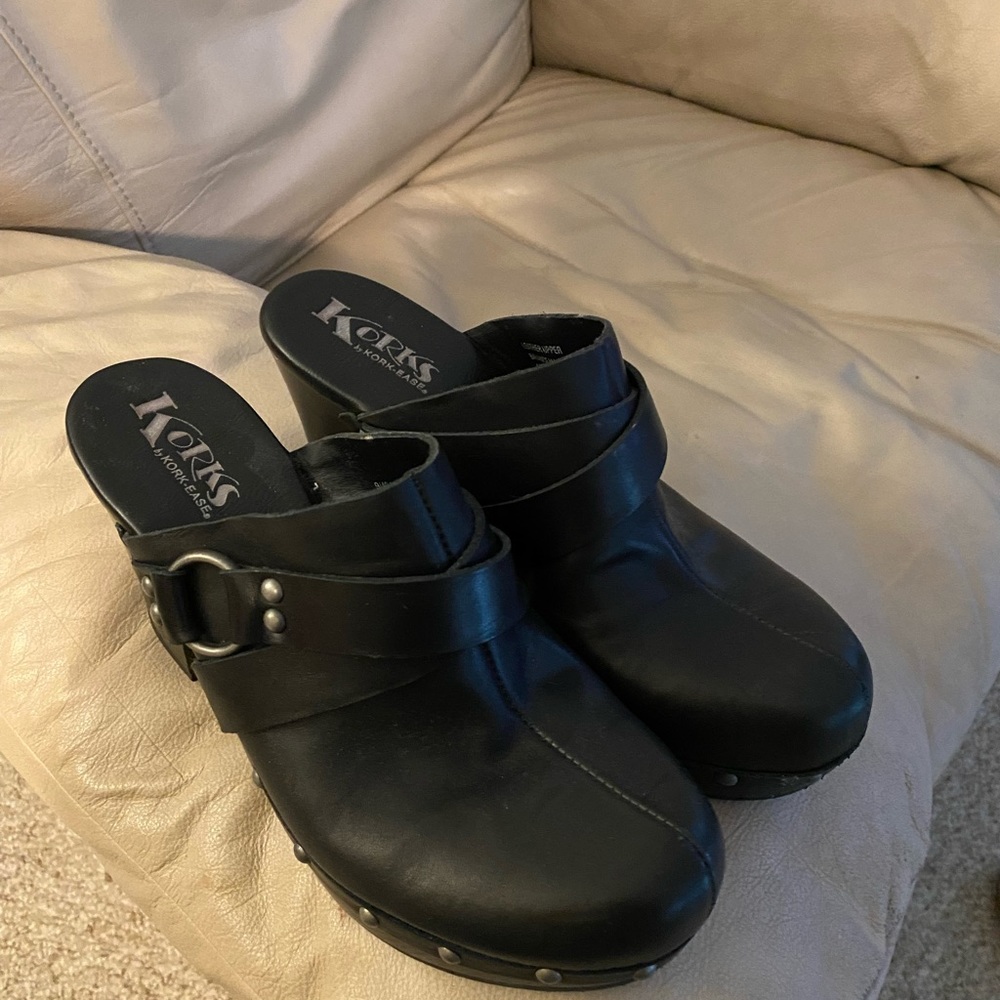 Korks 3 1/2” Cloggs. Black